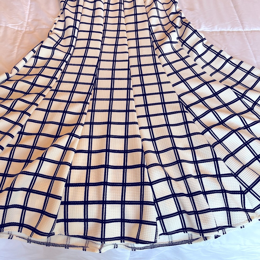 Ladies black and white sleeveless dress, size L.
